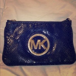 MICHAE KORS- black Wristlet
